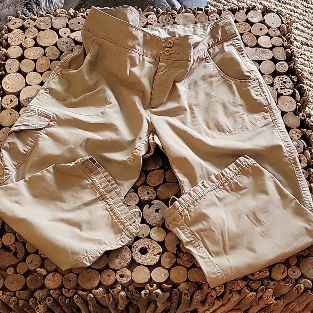 The North Face women's cargo pant Capri. Small fitting size 10, 99% cotton.